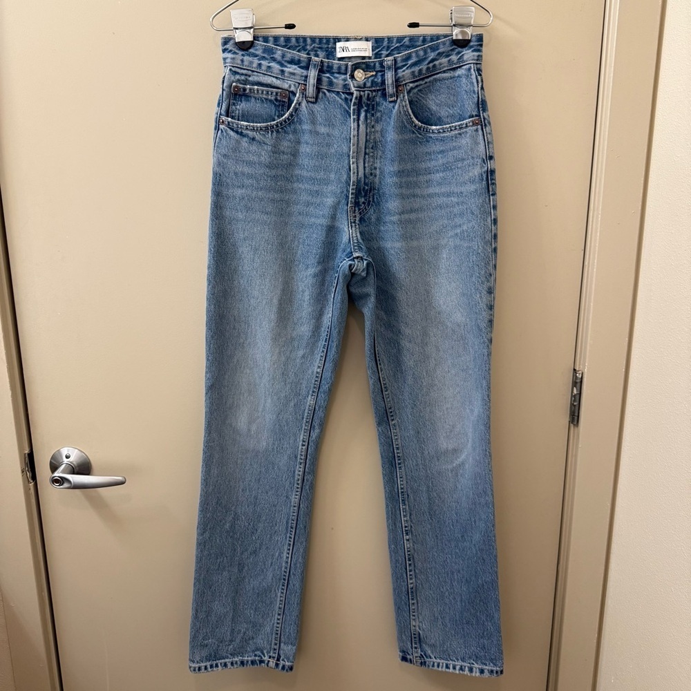 Zara Classic straight leg high rise Jeans medium wash blue jeans size 6 basic